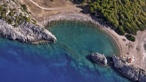 Υπέροχες παραλίες στις ακτές της Κορινθίας, 90 λεπτά από την Αθήνα